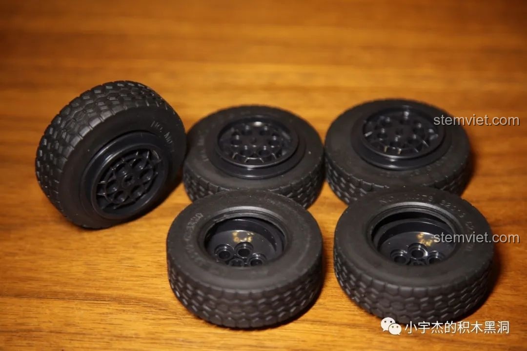 Năm chiếc bánh xe của bộ Mould King 13069, bao gồm cả bánh sơ cua, cần được điều chỉnh lại.