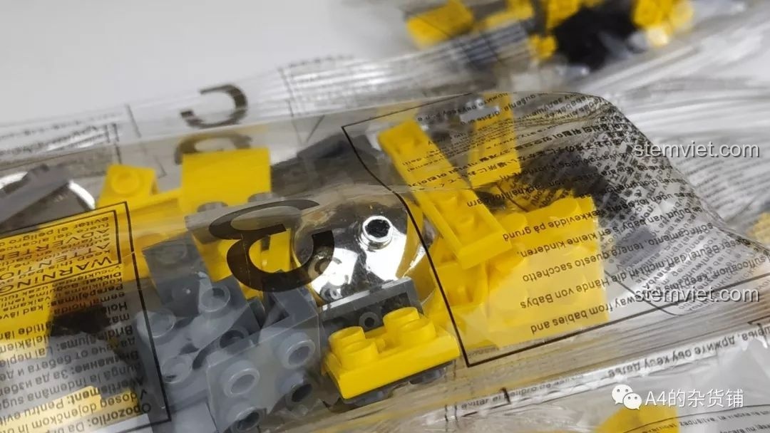 Chi tiết bánh xe của bộ Panlos Brick 621019 Robot Đại Hoàng Phong, cho thấy chất lượng tốt và thông số kỹ thuật được in rõ ràng, đảm bảo độ bền.