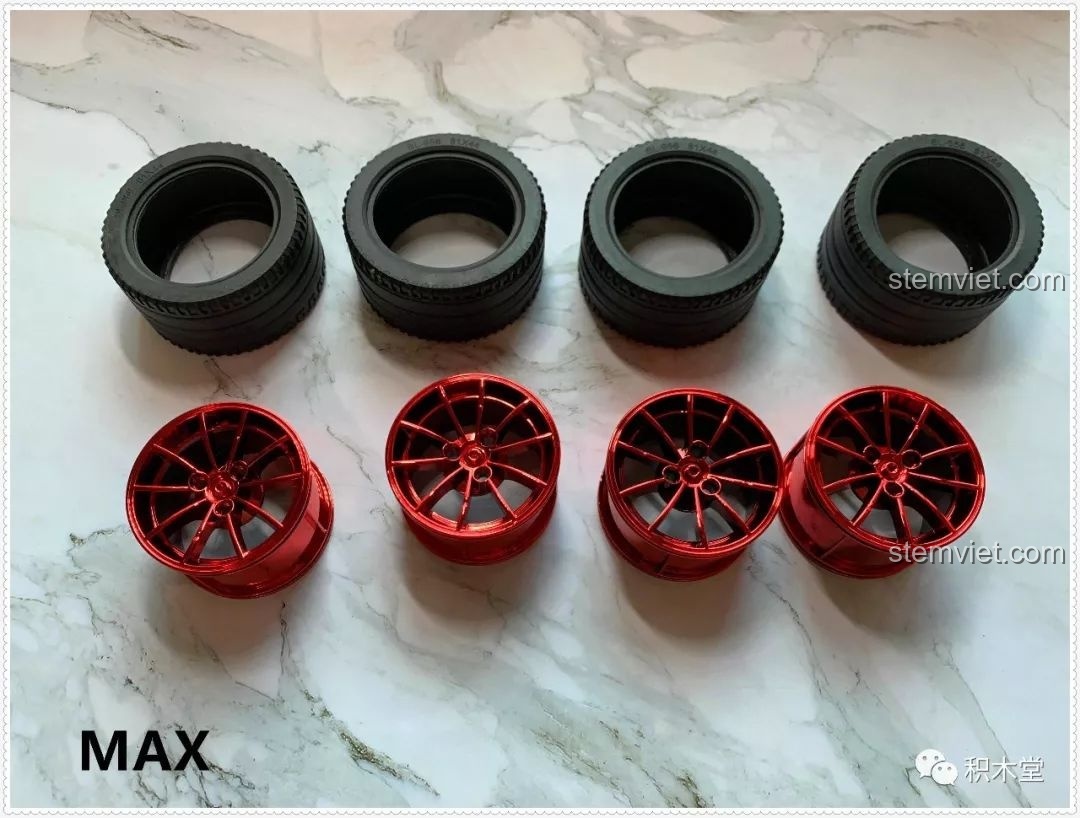 Bộ lốp cao su và vành xe màu đỏ bóng loáng của bộ lắp ráp Qizhile 23010 Nissan GT-R, chi tiết đẹp mắt.