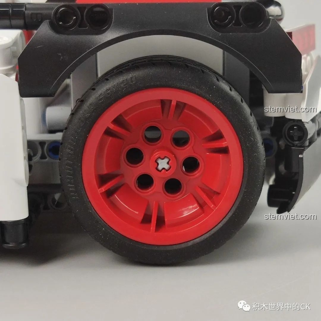 Chi tiết bánh sau của mô hình Xe Đua RC ONEBOT, cho thấy xe không được trang bị hệ thống treo.