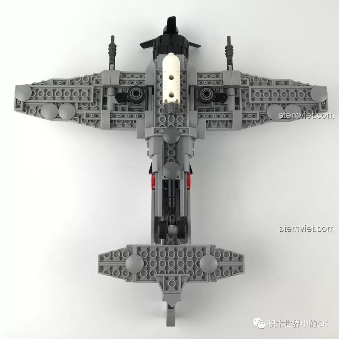 Mô hình máy bay Zero Sembo 12781 với bánh xe đã được thu gọn vào bên trong cánh.