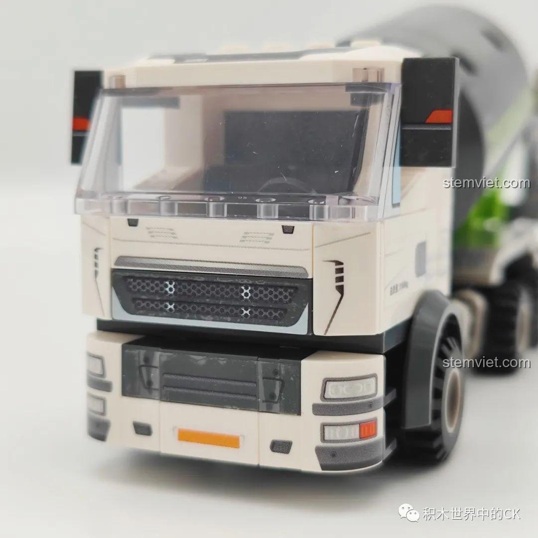 Chi tiết bánh xe và lốp của mô hình xe trộn bê tông SEMBO 705100 Zoomlion, thiết kế chắc chắn, giúp xe di chuyển mượt mà.