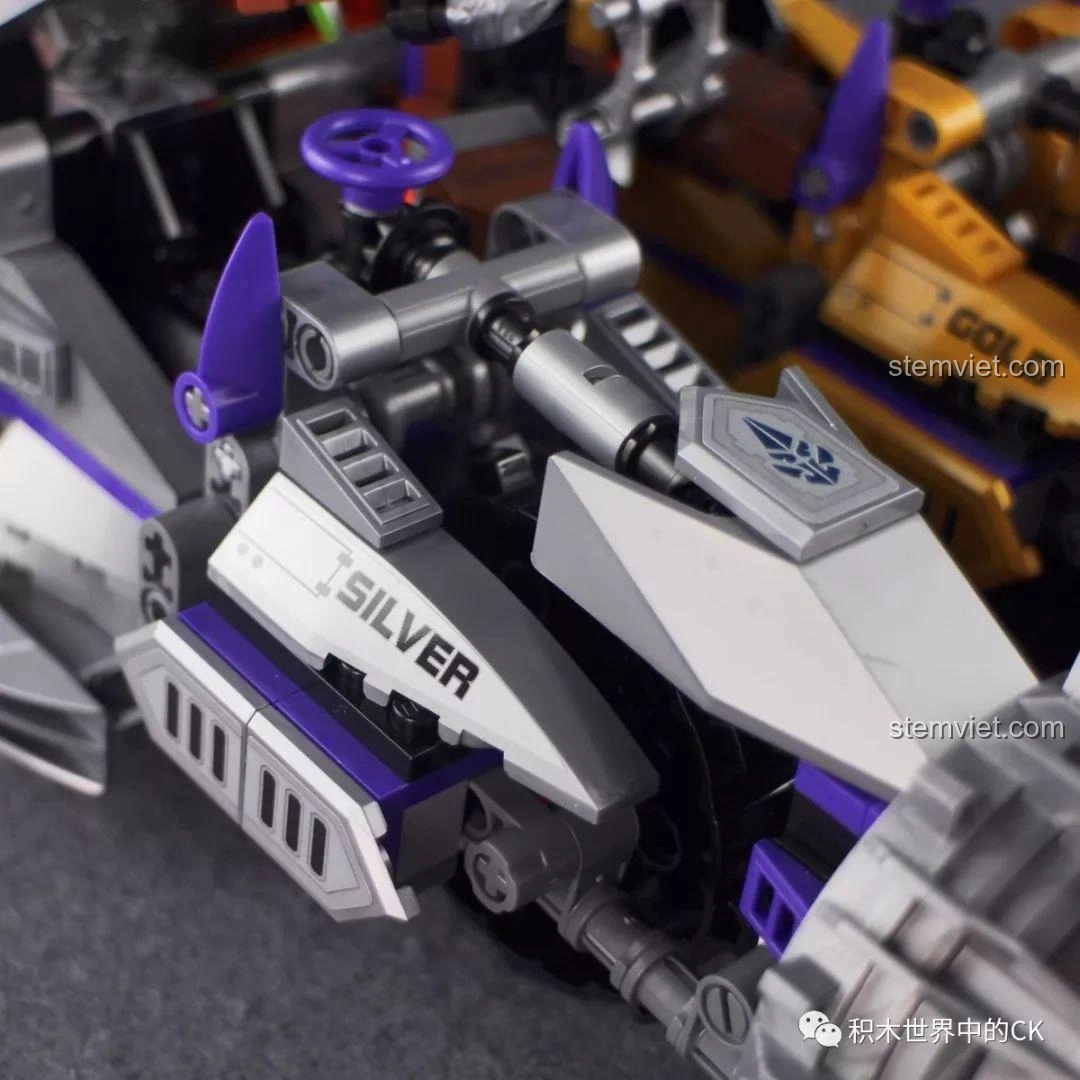 Bánh xe lớn với vành trong suốt màu cam trên xe chiến đấu Ngân Giác Đại Vương trong bộ lắp ráp QMAN 3805 Tây Du Giáng Ma Ngộ Không Truyền.