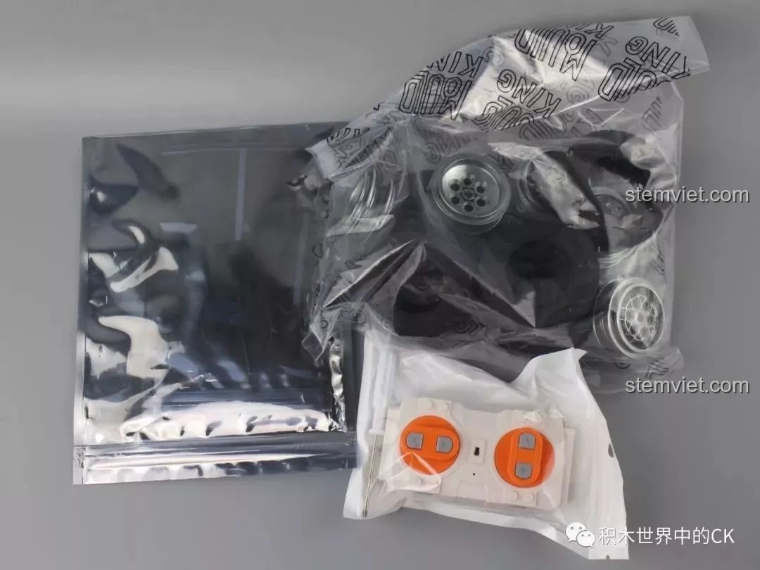 Bộ bánh xe, vành mạ điện và tay cầm điều khiển từ xa của bộ Mould King 13070.