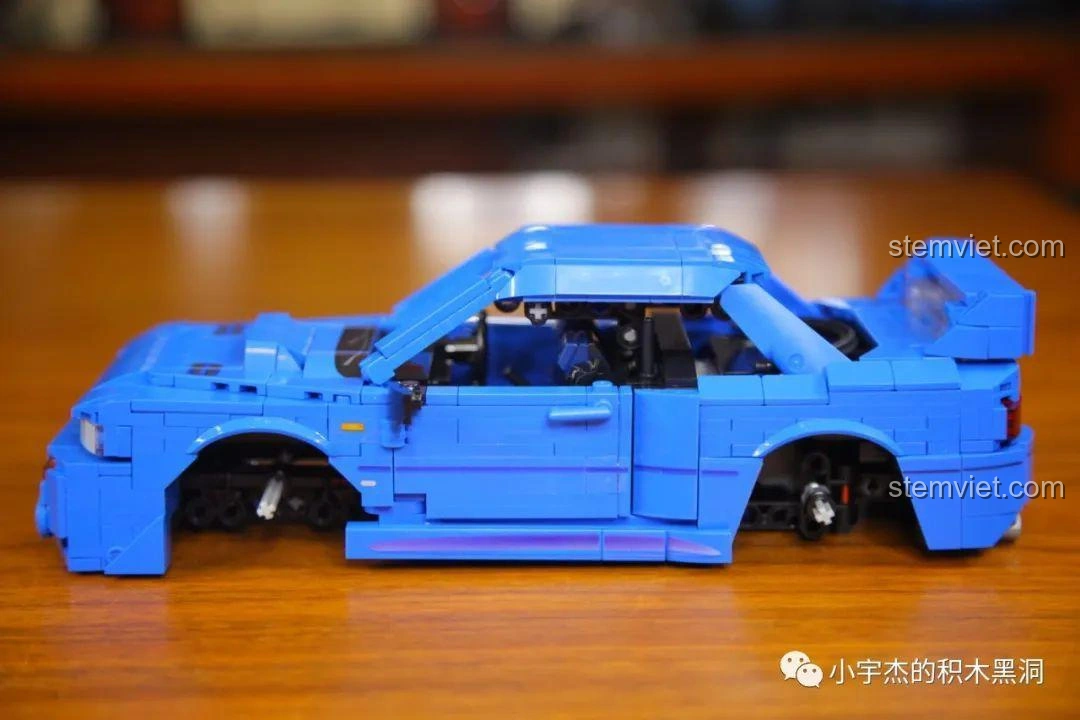 Bốn bánh xe màu vàng nổi bật của bộ lắp ráp Jia Zhi 8408 Subaru Impreza 22B STi Version.