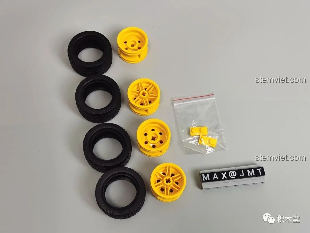 Bánh xe và vành xe của mô hình Lego Koenigsegg Regera màu vàng.