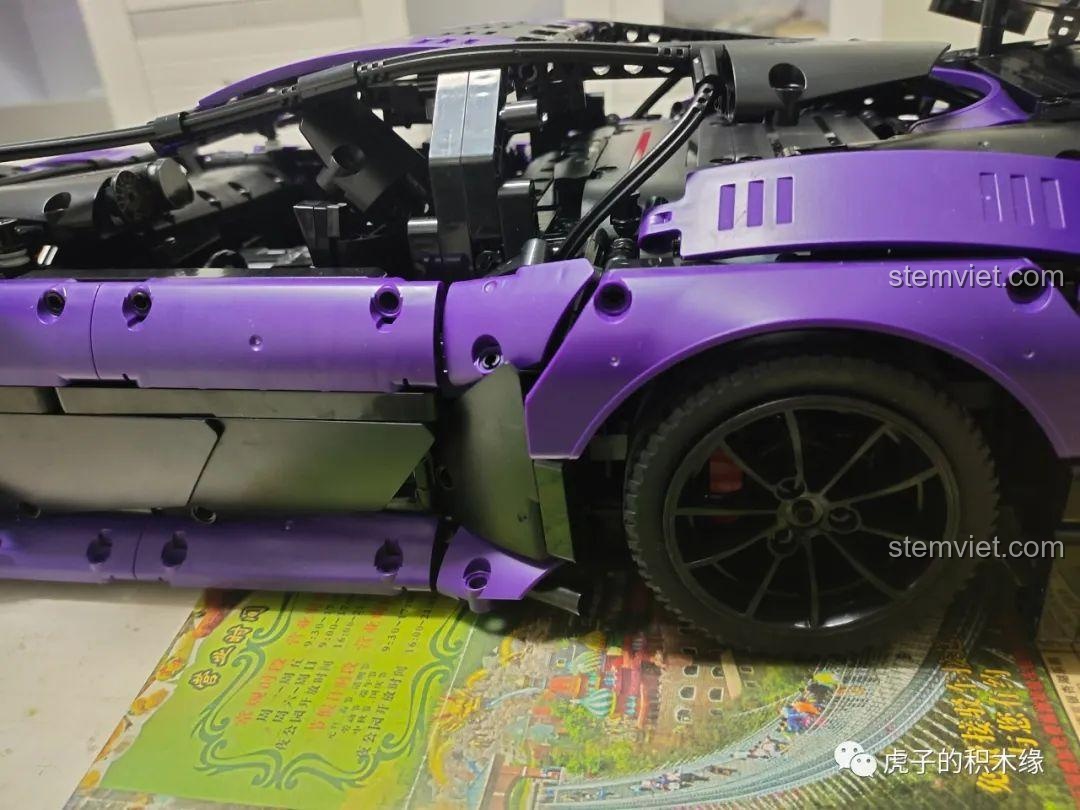 Cận cảnh bánh xe và vòm bánh xe của mô hình Aston Martin Vantage GT3 KaCo Blocks C001, với các đường nét mềm mại.