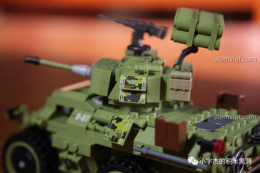 Cận cảnh bánh xe của xe bọc thép Panlos Brick 631007, cho thấy chất lượng và độ bám.