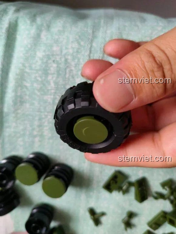 Chi tiết bánh xe hầm hố của mô hình Xe Tên Lửa Đạn Đạo Đông Phong-17 CAYI 2282.