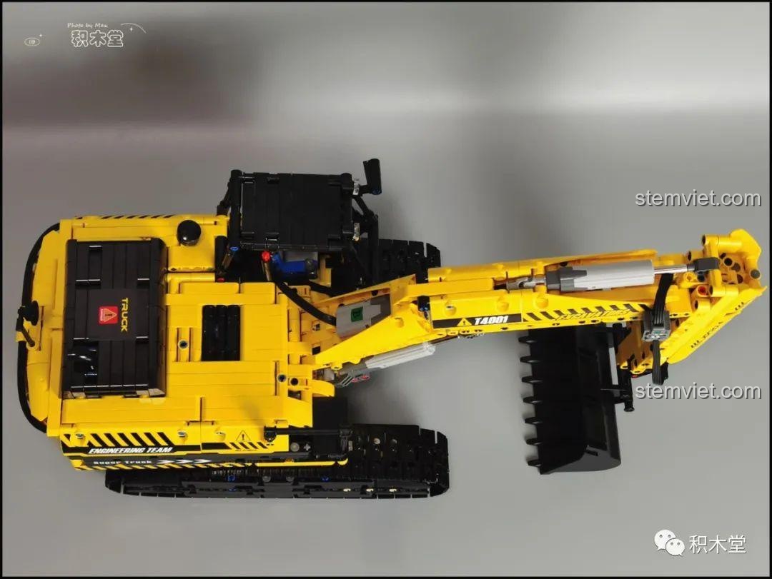 Chi tiết bánh xích và các đường nét thiết kế trên thân máy xúc Taigaole T4001.