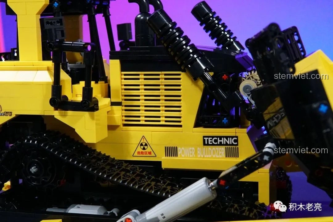 Chi tiết bánh xích và phần thân xe của bộ lắp ráp xe ủi đất Happy Build YC-22011, với các khớp nối Technic.