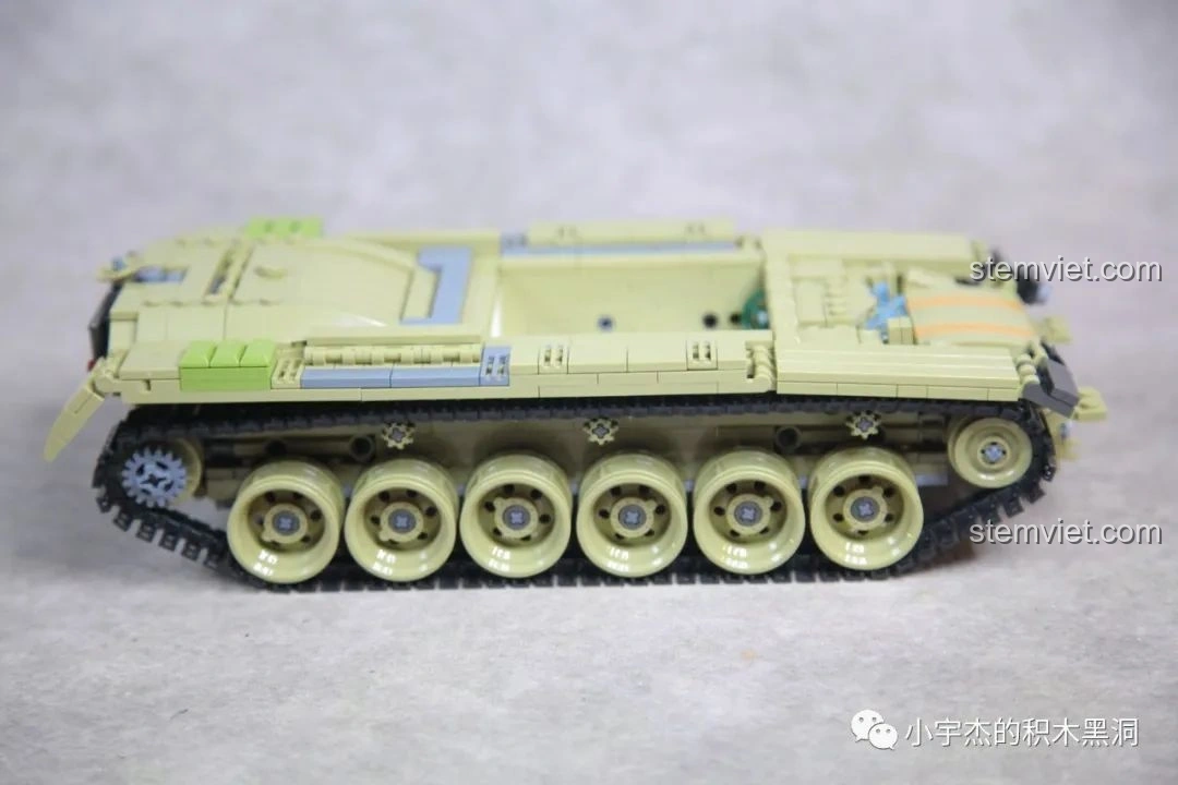 Bánh xích của xe tăng M60 Magach từ bộ PanlosBrick 632004 đã được lắp hoàn chỉnh.