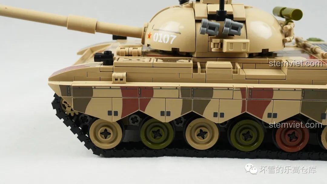 Cận cảnh hệ thống bánh xích và các bánh chịu lực của mô hình xe tăng 88A Sembo 203127, cho thấy cấu trúc treo cao su độc đáo.