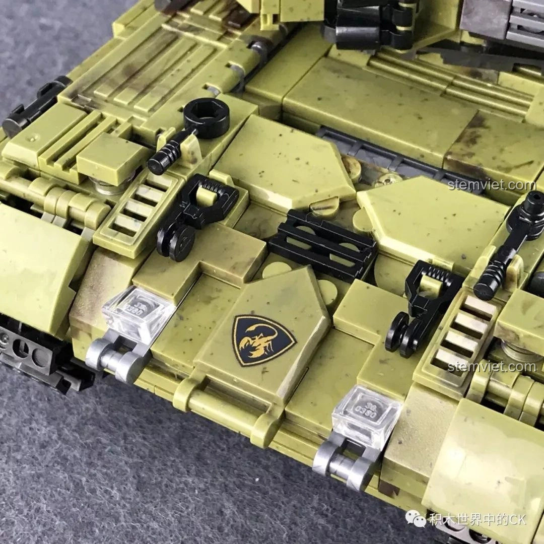 Cận cảnh hệ thống bánh xích và bánh xe của xe tăng Thiên Hổ Scorpio Tiger XB-06015, hiển thị độ khớp và linh hoạt.