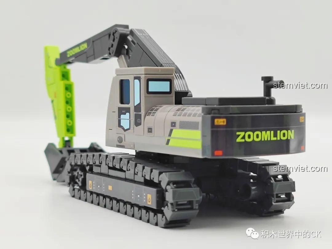 Hệ thống bánh xích của mô hình xe xúc đất SEMBO 705103 Zoomlion, thiết kế mạnh mẽ, giúp xe di chuyển linh hoạt trên mọi địa hình.