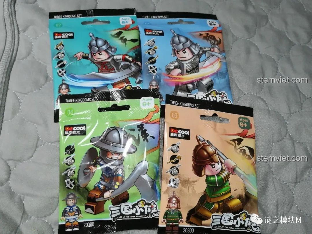Bao bì của 4 loại lính trong bộ DECOOL Tam Quốc, được đóng gói dưới dạng túi blind bag (túi mù) hấp dẫn.