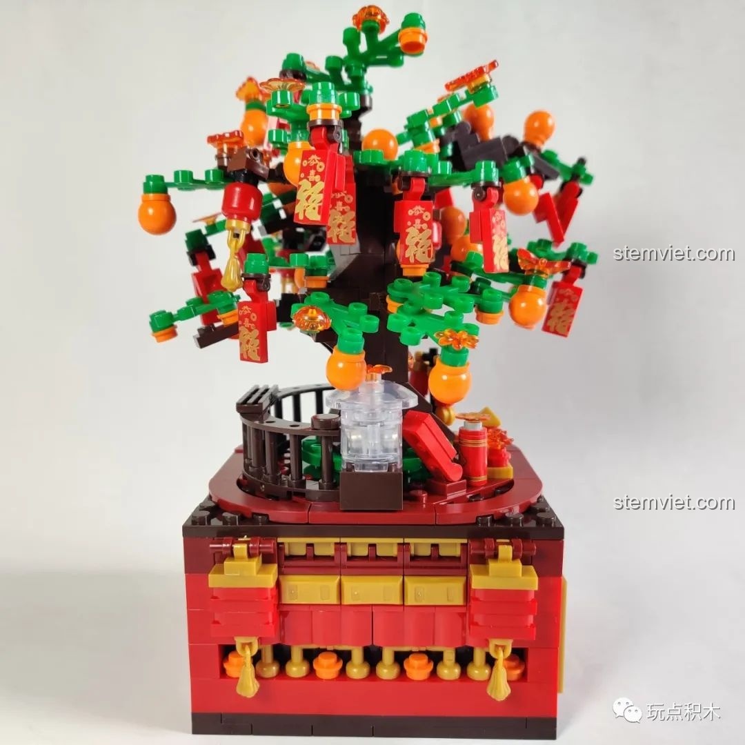 Cận cảnh các mảnh ghép in hình bao lì xì treo trên cành cây.