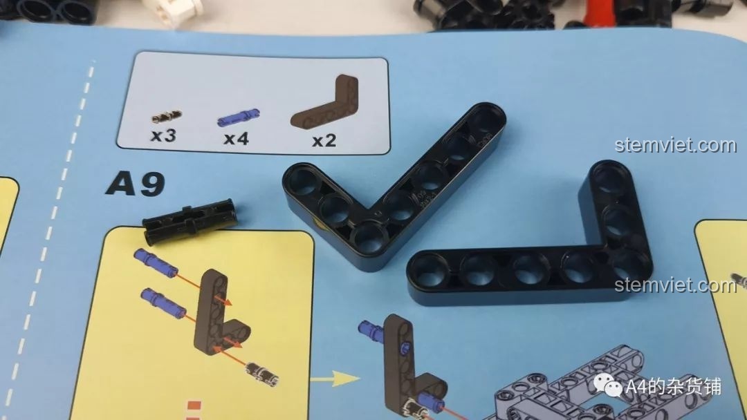 Công đoạn lắp ráp đầu tiên của bộ CaDA C61016, cần chú ý sự khác biệt về màu sắc trong sách hướng dẫn.