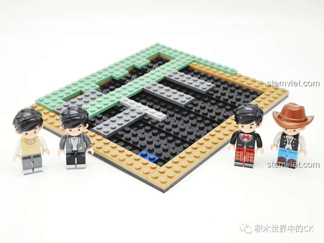 Quá trình lắp ráp Keeppley DZ0157 bắt đầu với phần đế và 4 minifigure được xếp ngay ngắn, sẵn sàng cho việc xây dựng.