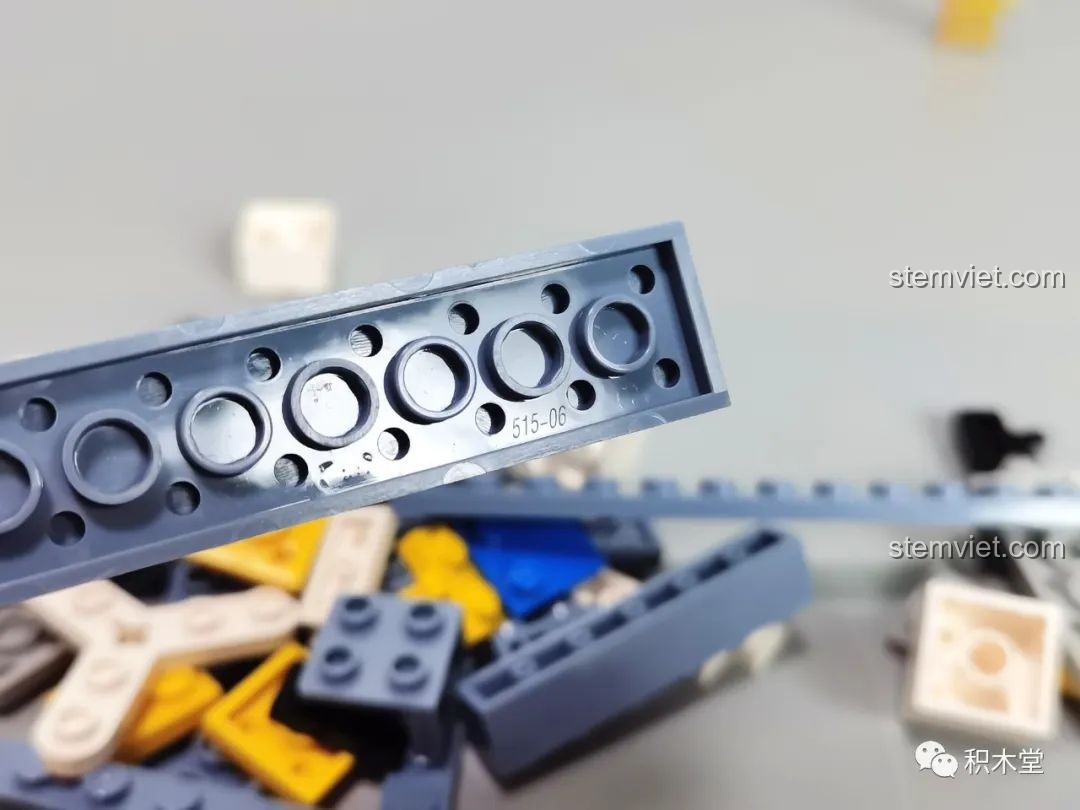 Bắt đầu lắp ráp phần đế của bộ Pantasy Astro Boy 86205, với các mảnh ghép màu sắc khác nhau.