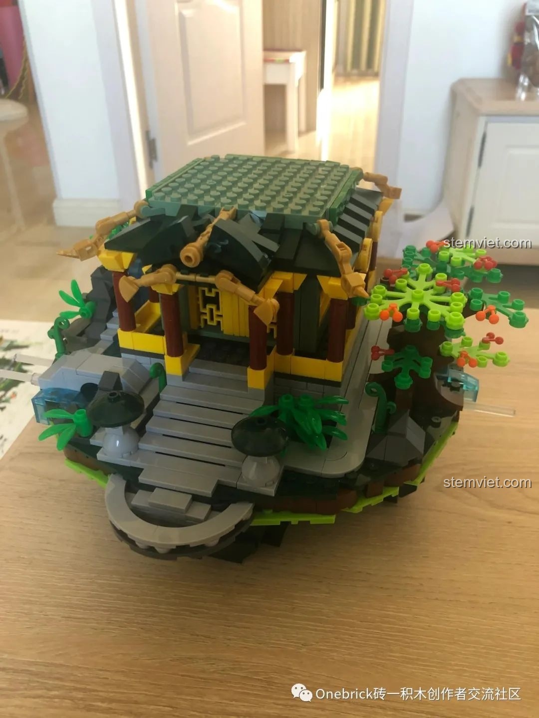 Bắt đầu lắp ráp phần đế của Thanh Long Các Sluban M38B0936, nền tảng vững chắc cho công trình.