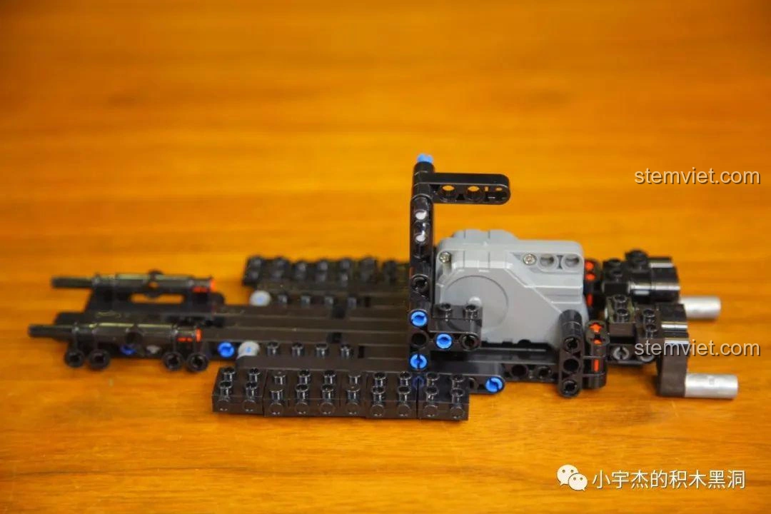 Bắt đầu lắp ráp khung gầm của mô hình xe Subaru Impreza 8408, phần nền tảng quan trọng.