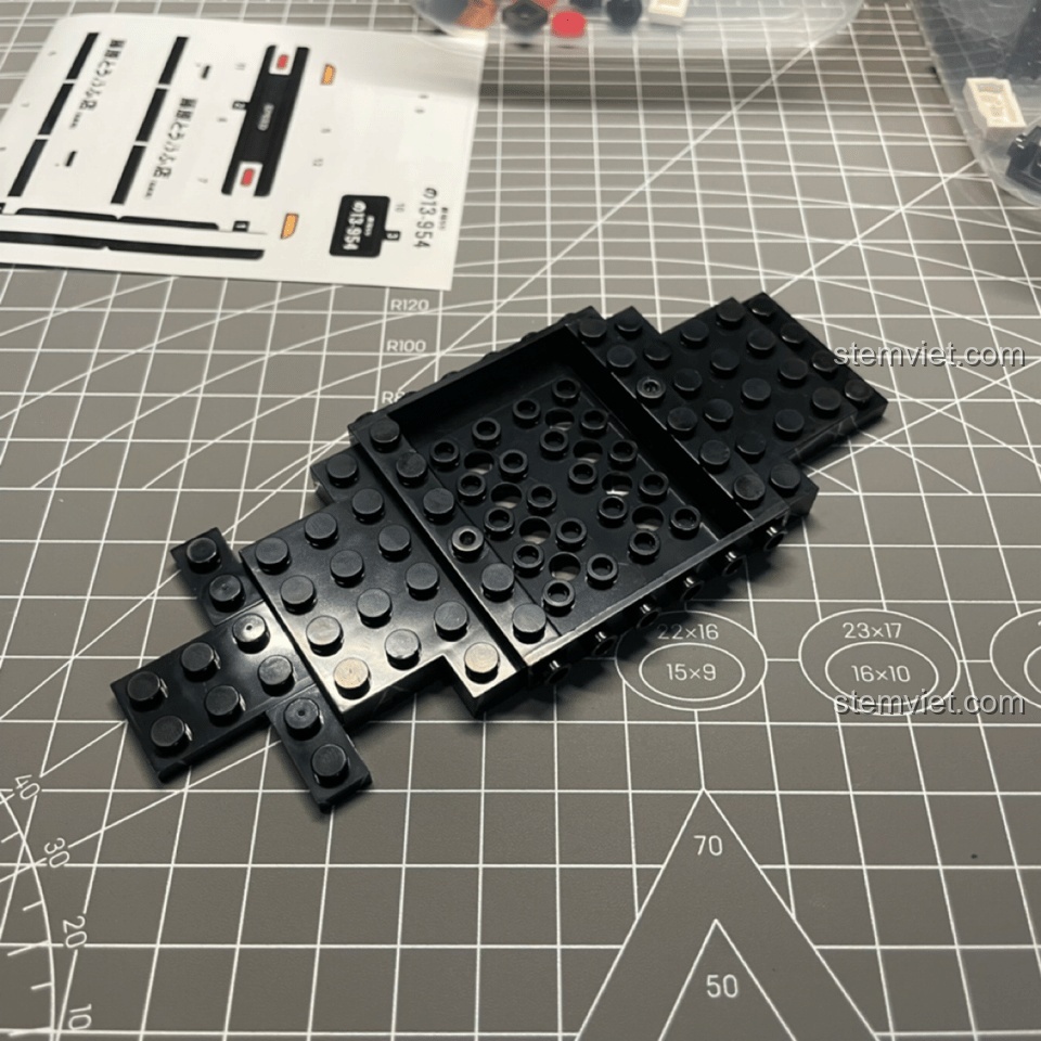 Bắt đầu quá trình lắp ráp bộ Mould King 27013 Xe Đua Toyota AE86 với phần khung gầm và hệ thống truyền động phía sau.