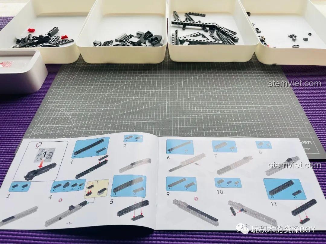 Bắt đầu quá trình lắp ráp bộ PanlosBrick 670007 Súng Lục M1911, các mảnh ghép được sắp xếp khoa học trên bàn.