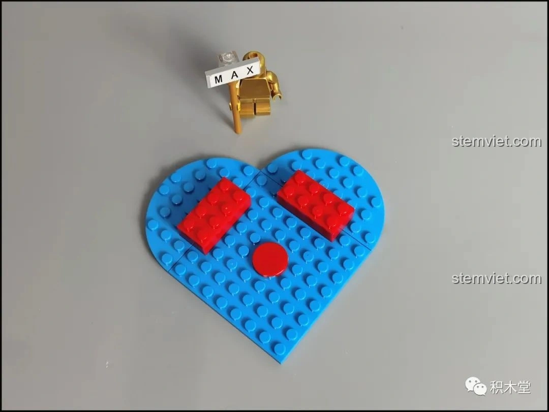 Đế lắp ráp hình trái tim màu xanh dương với hai mảnh ghép đỏ được đặt lên, bắt đầu quá trình lắp ráp Pantasy 61001.