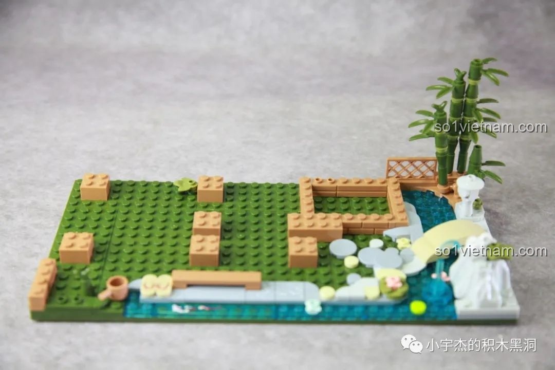 Bắt đầu lắp ráp phần sân vườn của đồ chơi inbrixx 880018 Ngôi Nhà Nhật Bản Kumamon, với đế xanh và các chi tiết hồ nước.