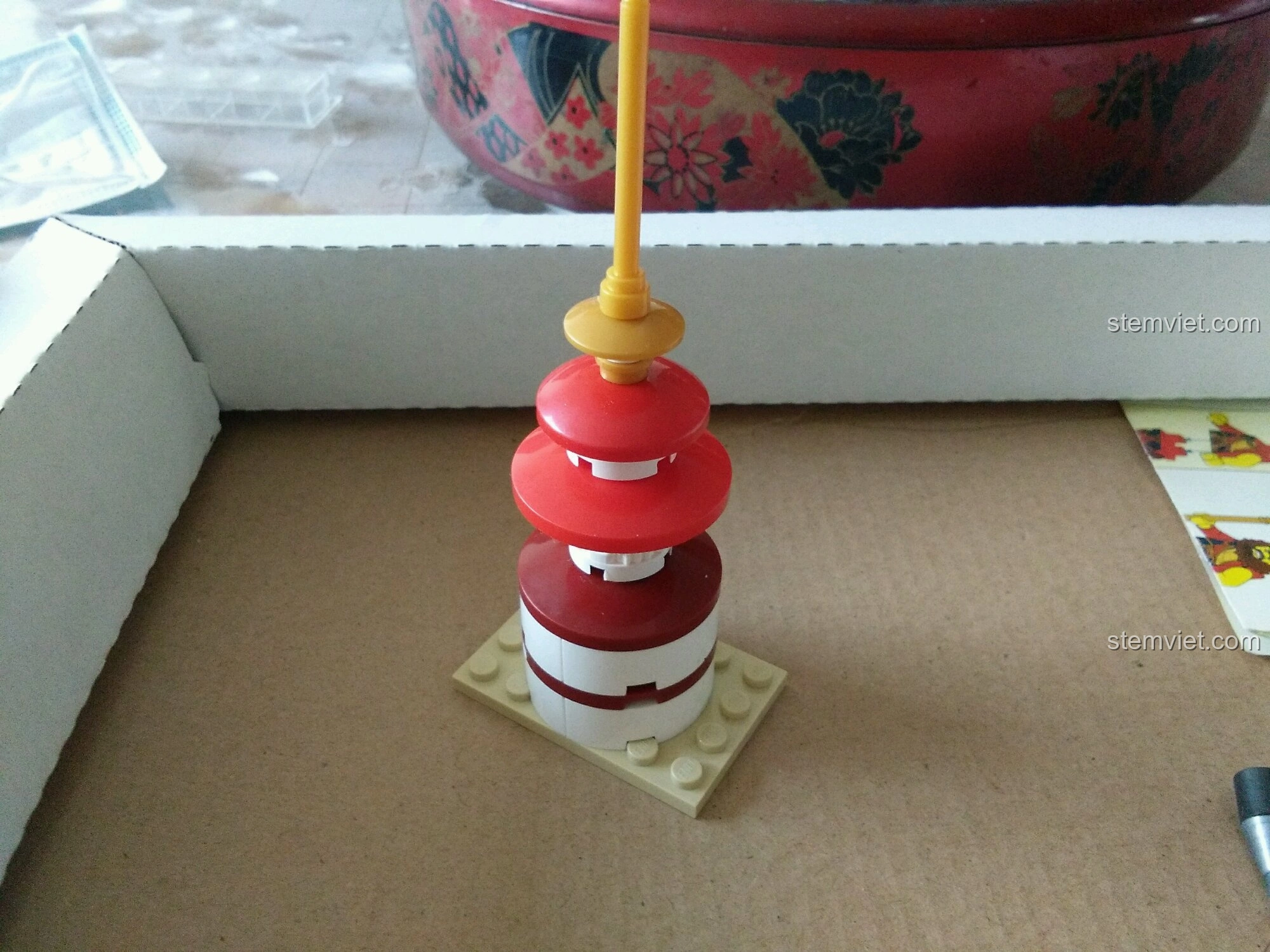 Bắt đầu quá trình lắp ráp mô hình Tây Vực Pháp Vương Enlighten 1504, phần đế và các tầng đầu tiên của cảnh quan đang dần hình thành.