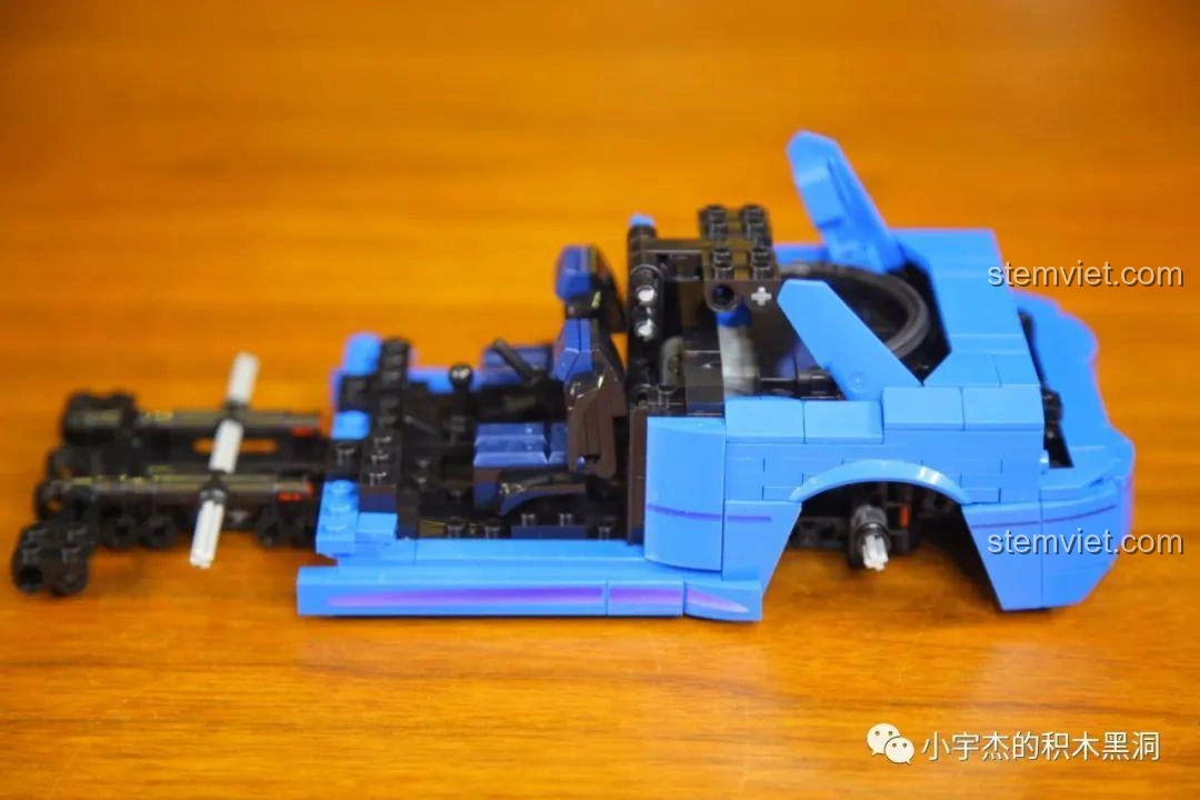 Bắt đầu lắp ráp phần thân xe của mô hình Subaru Impreza 22B STi Version, tạo hình dáng.