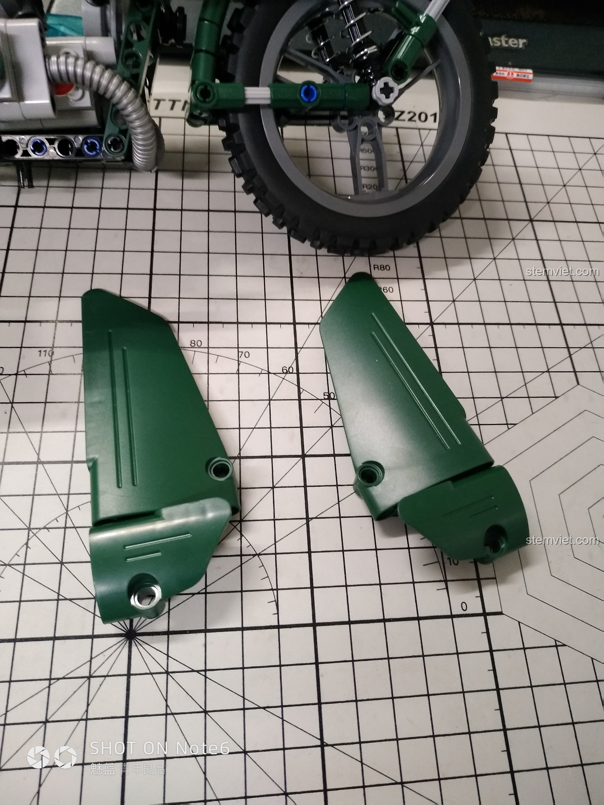 Bắt đầu giai đoạn B của quá trình lắp ráp bộ CaDA C51021, tập trung vào phần thùng xe sidecar.