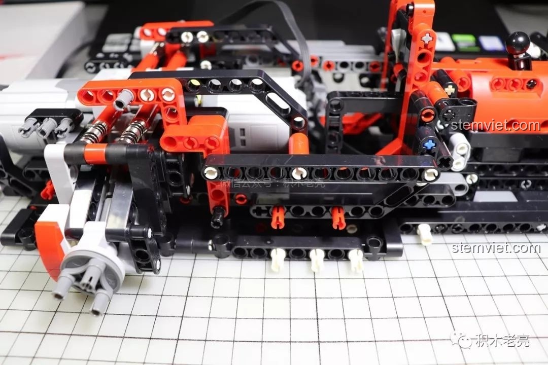 Bắt đầu quá trình sửa lỗi cơ cấu cửa cắt kéo của bộ Mould King 13079.