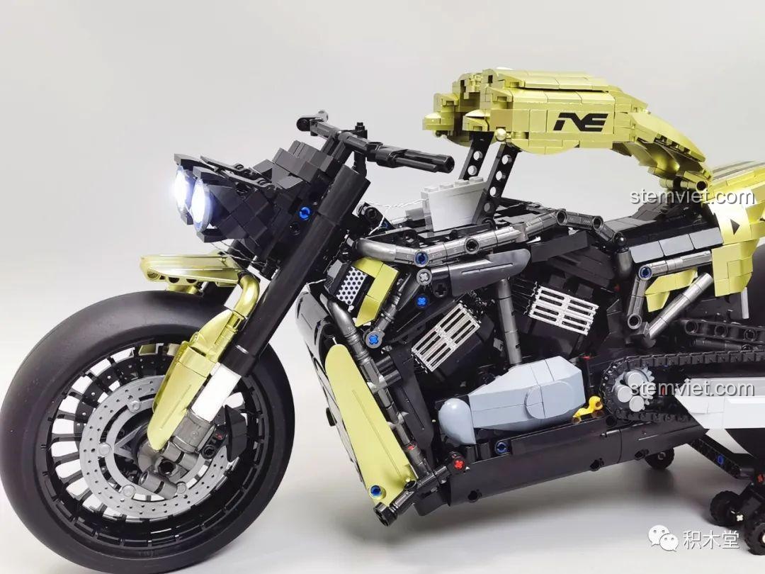 Mô hình Panlos 672110 với đèn pha được bật sáng, tạo nên vẻ ngoài ấn tượng và sẵn sàng chinh phục màn đêm.