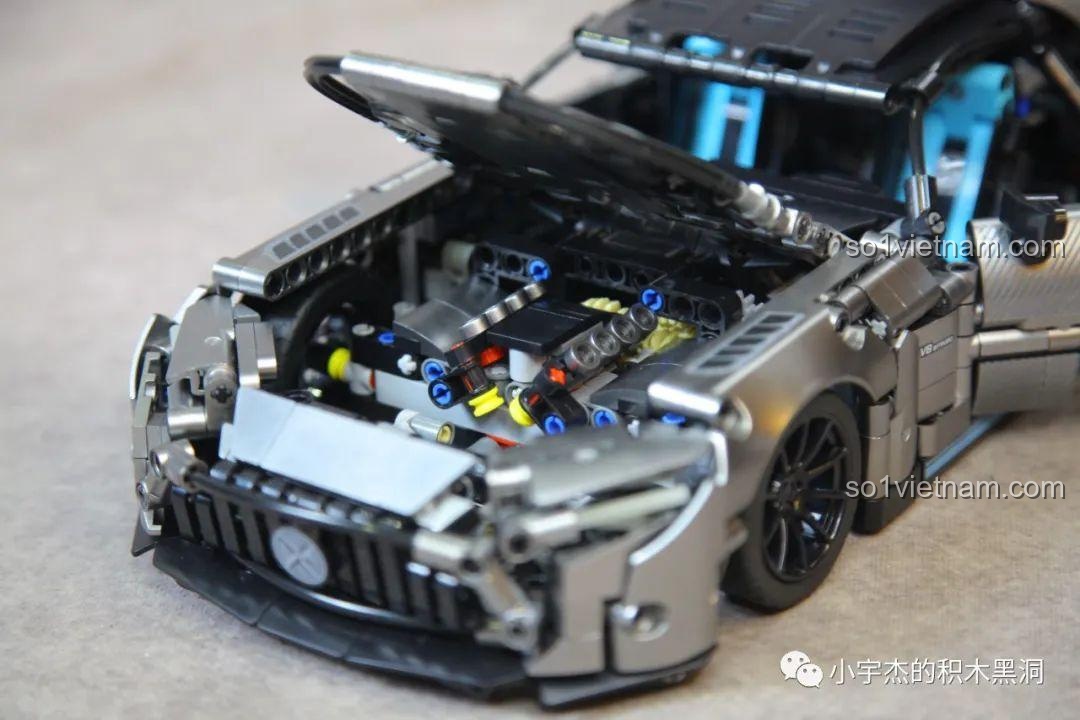 Cận cảnh chi tiết bệ bước chân với logo AMG trên mô hình lắp ráp xe Mercedes AMG Bạc Quỷ MJ Blocks 8620A.