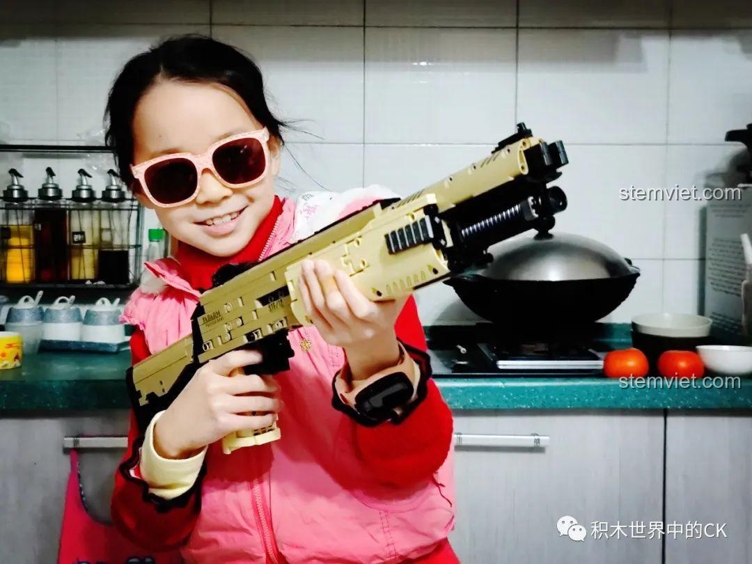 Bé trai cầm mô hình súng shotgun STF-12 JIESTAR 92402 từ góc trực diện, thể hiện sự tự tin và niềm vui.