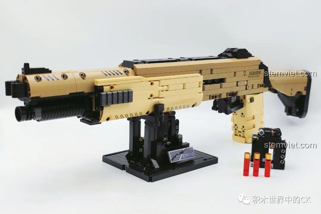 Bé trai tạo dáng với mô hình súng shotgun STF-12 JIESTAR 92402 từ một góc nhìn khác, thể hiện tính linh hoạt của mô hình.