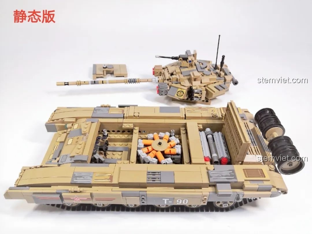 Bé đang chơi với chiếc xe tăng CaDA T-90 Tank đã hoàn thành.