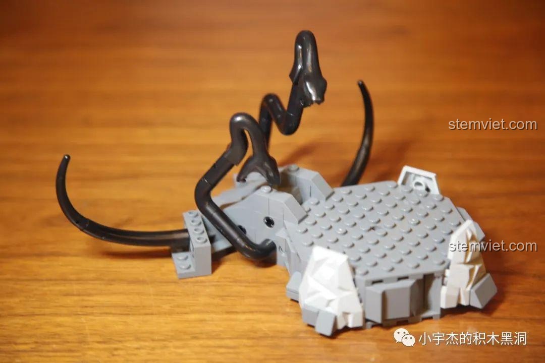 Bệ đá trung tâm của bộ xếp hình Tam Sinh Thế Chẩm Thượng Thư: Xà Trận LE-J923 sau khi hoàn thành bước 1.