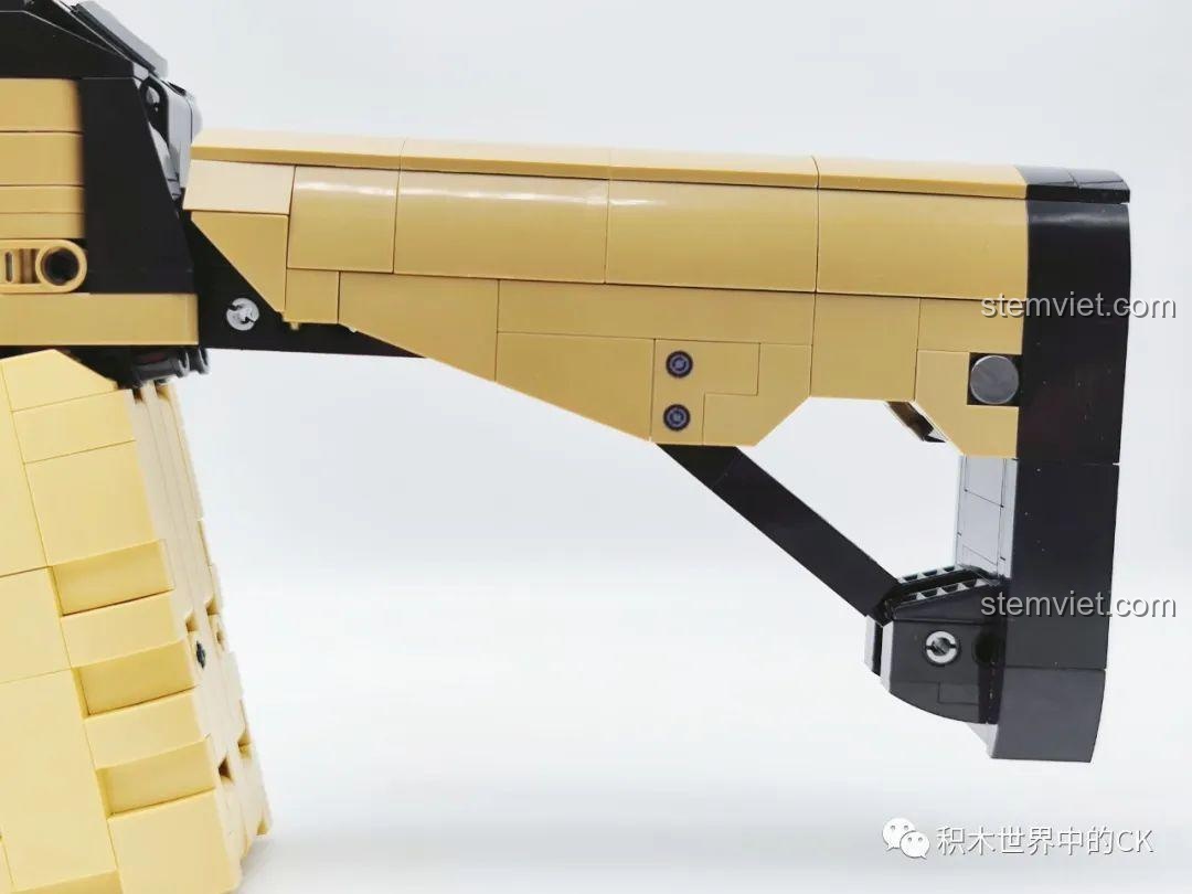 Bé gái cười tươi khi cầm mô hình súng shotgun STF-12 JIESTAR 92402, cho thấy niềm vui và sự thích thú với đồ chơi.