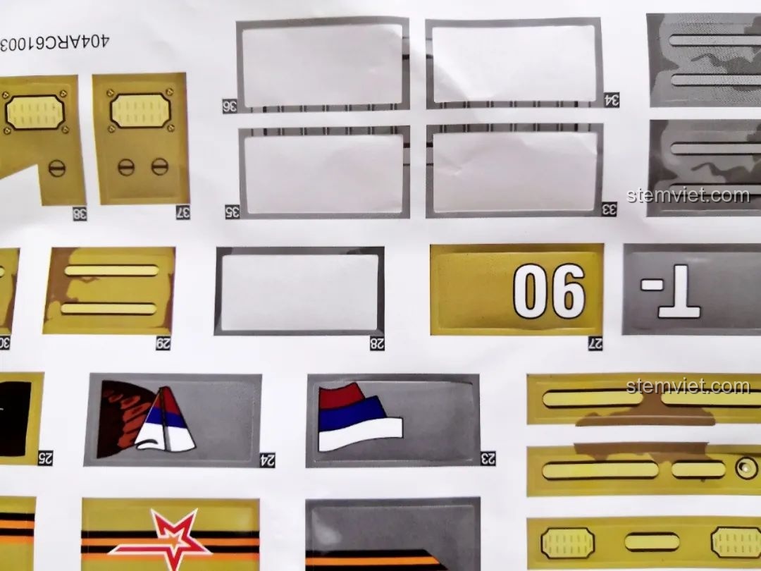 Bé đang lắp ráp phần thân xe tăng CaDA T-90 Tank.