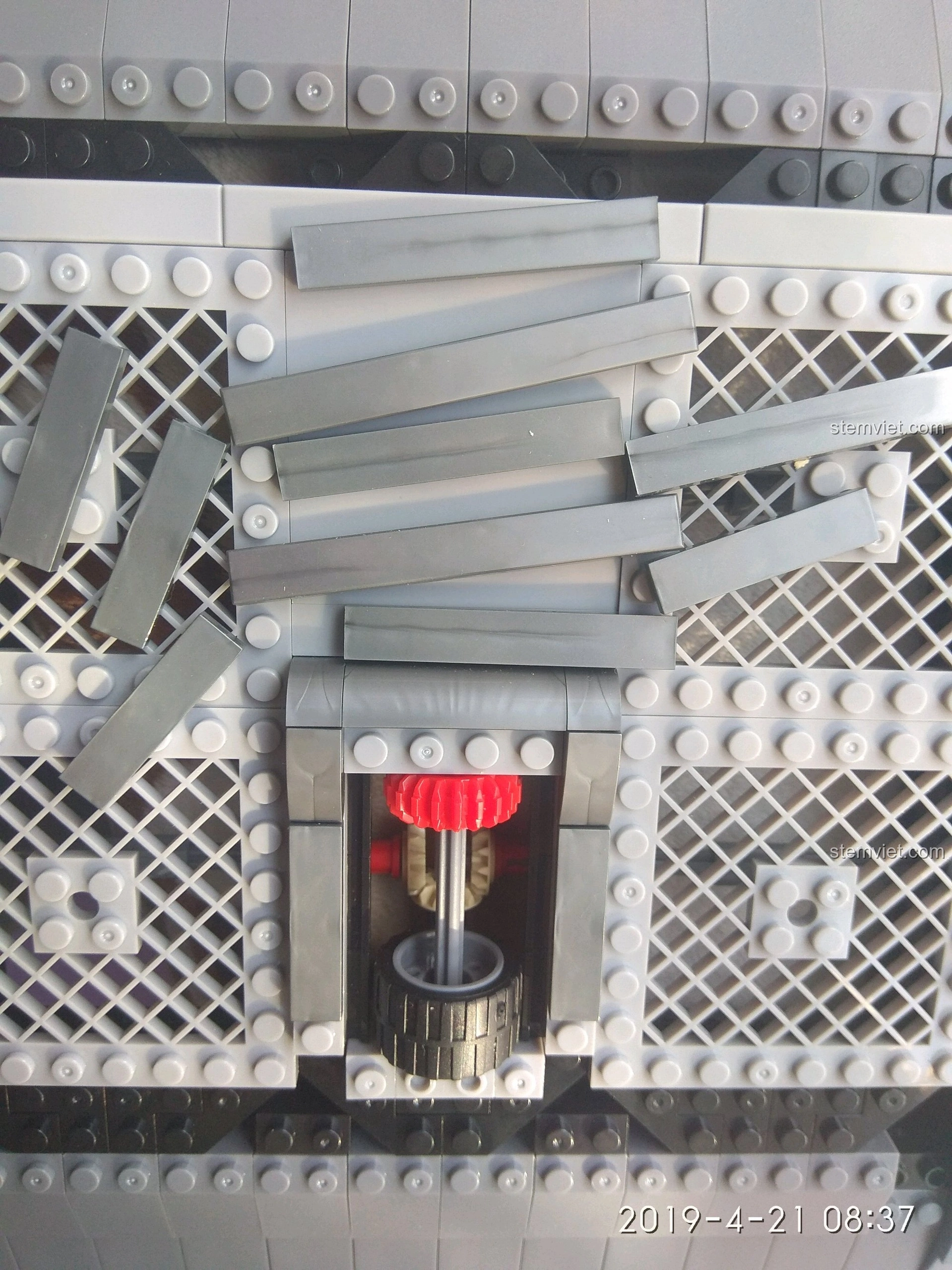 Góc khác của các chi tiết sơn trên đế trưng bày của bộ Đế Trưng Bày Voltron Bách Thú Vương SY 1130.