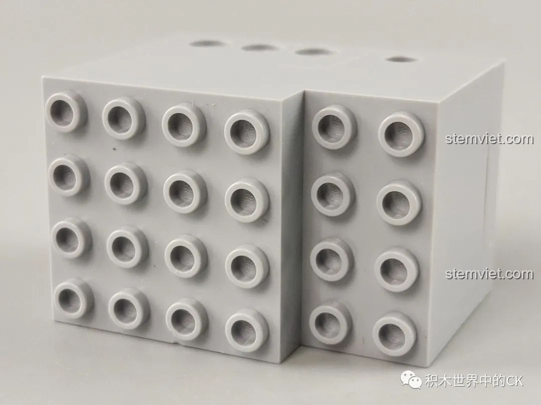 Mặt trên của khối chi tiết đặc biệt với các điểm gắn quen thuộc của đồ chơi lắp ráp.