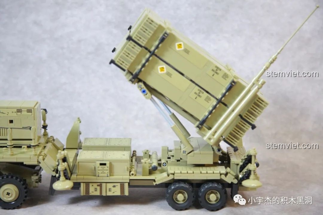 Bệ phóng tên lửa của xe M983 đang được nâng lên, thể hiện tính năng chuyển động của mô hình.