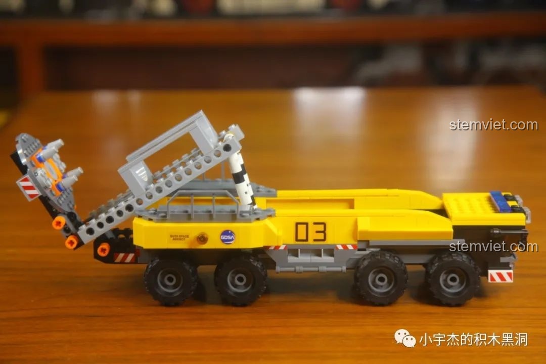 Xe vận tải GUDI 10803 với bệ phóng được nâng lên, sẵn sàng cho việc lắp tên lửa.