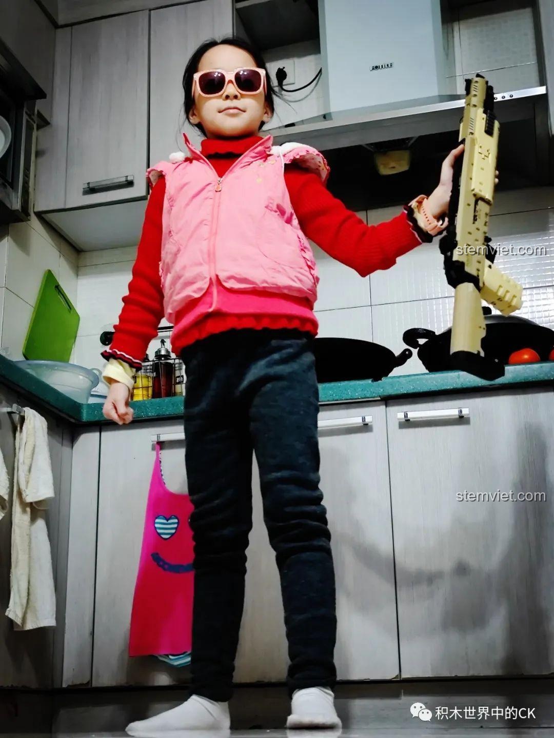 Bé trai đang tập ngắm bắn với mô hình súng shotgun STF-12 JIESTAR 92402, thể hiện tính năng chơi được của sản phẩm.