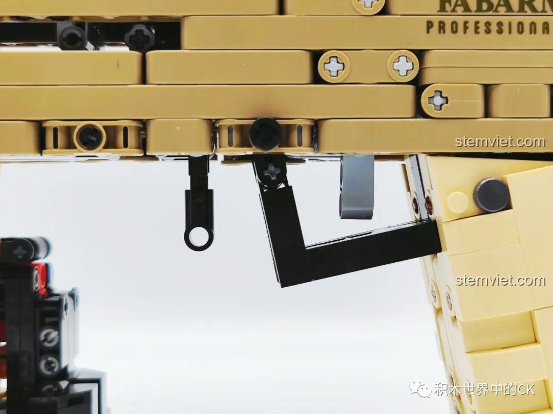 Bé trai tạo dáng tự tin với mô hình súng shotgun STF-12 JIESTAR 92402, thể hiện sự hứng thú và phù hợp cho trẻ em 8 tuổi.