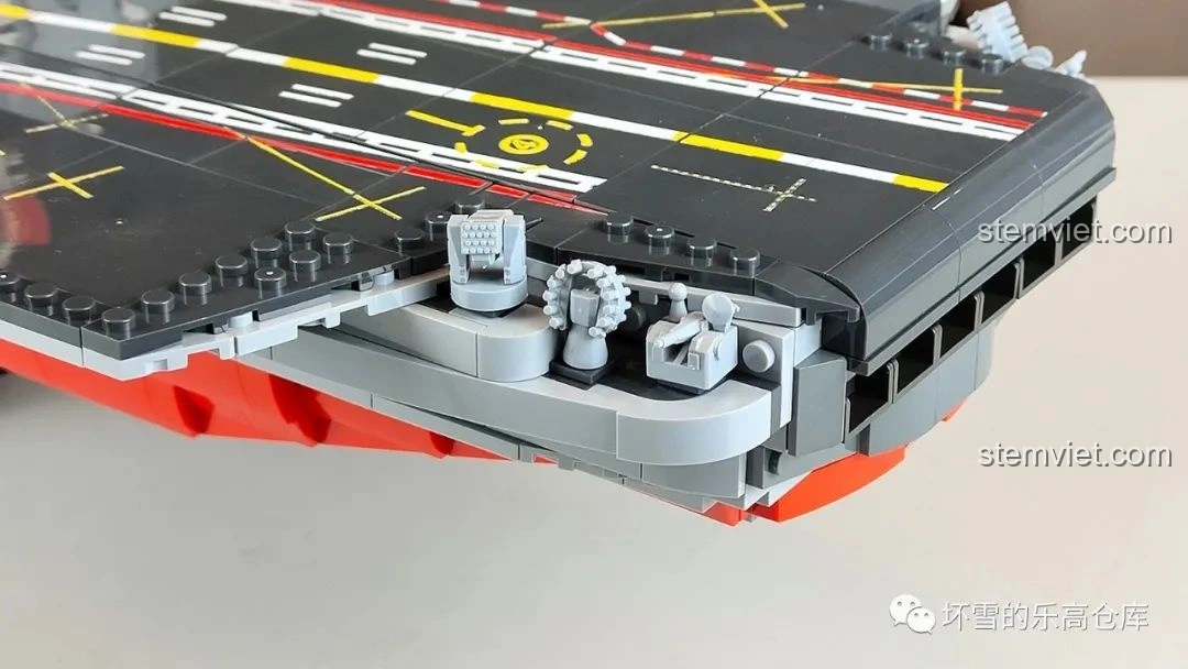 Các bệ vũ khí trên boong tàu của đồ chơi lắp ráp Hàng Không Mẫu Hạm Sơn Đông 1