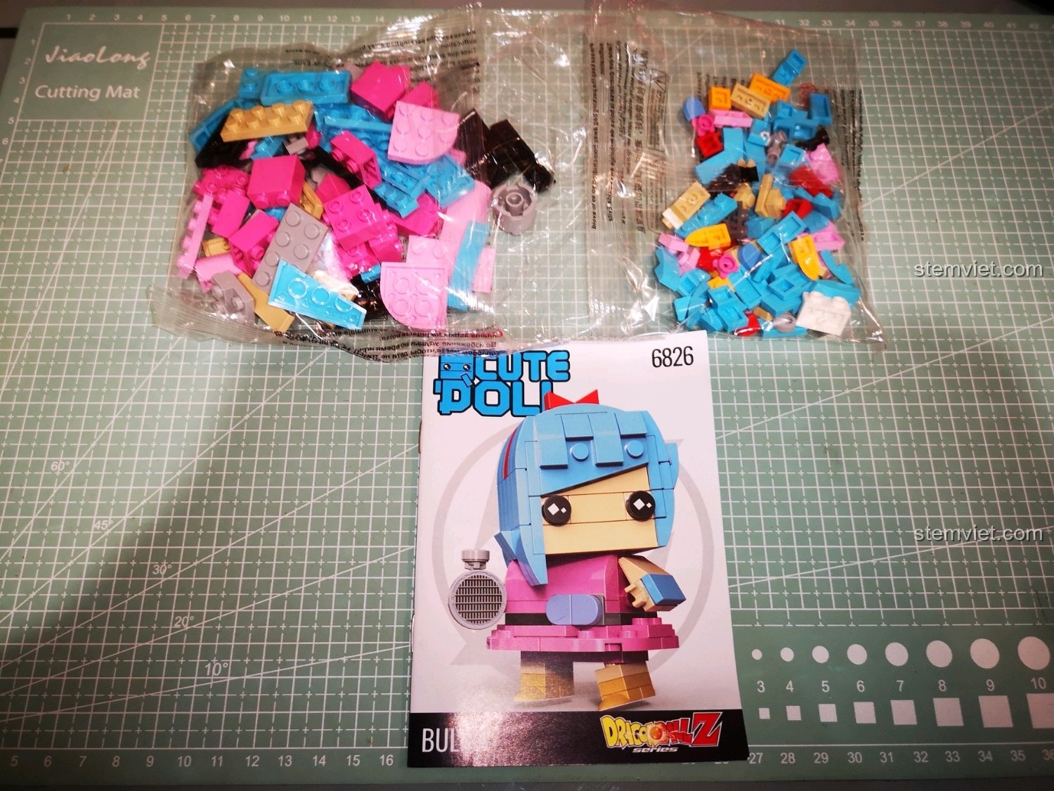 Bên trong bộ lắp ghép Bulma phiên bản Cute Doll cho bé trên 6 tuổi gồm 2 túi mảnh và sách hướng dẫn.